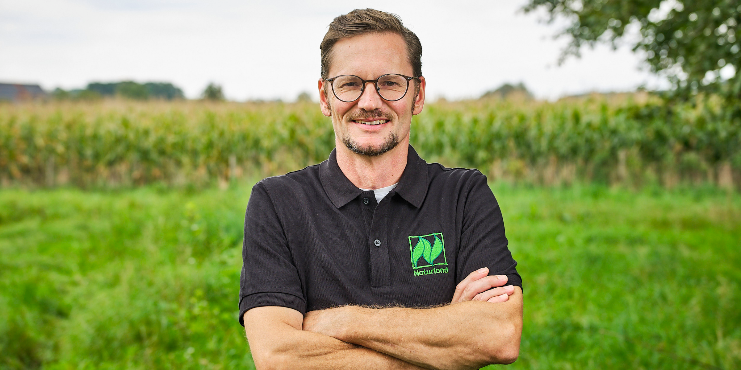 Naturland-Landwirt Stefan Berthold vor seinem Feld