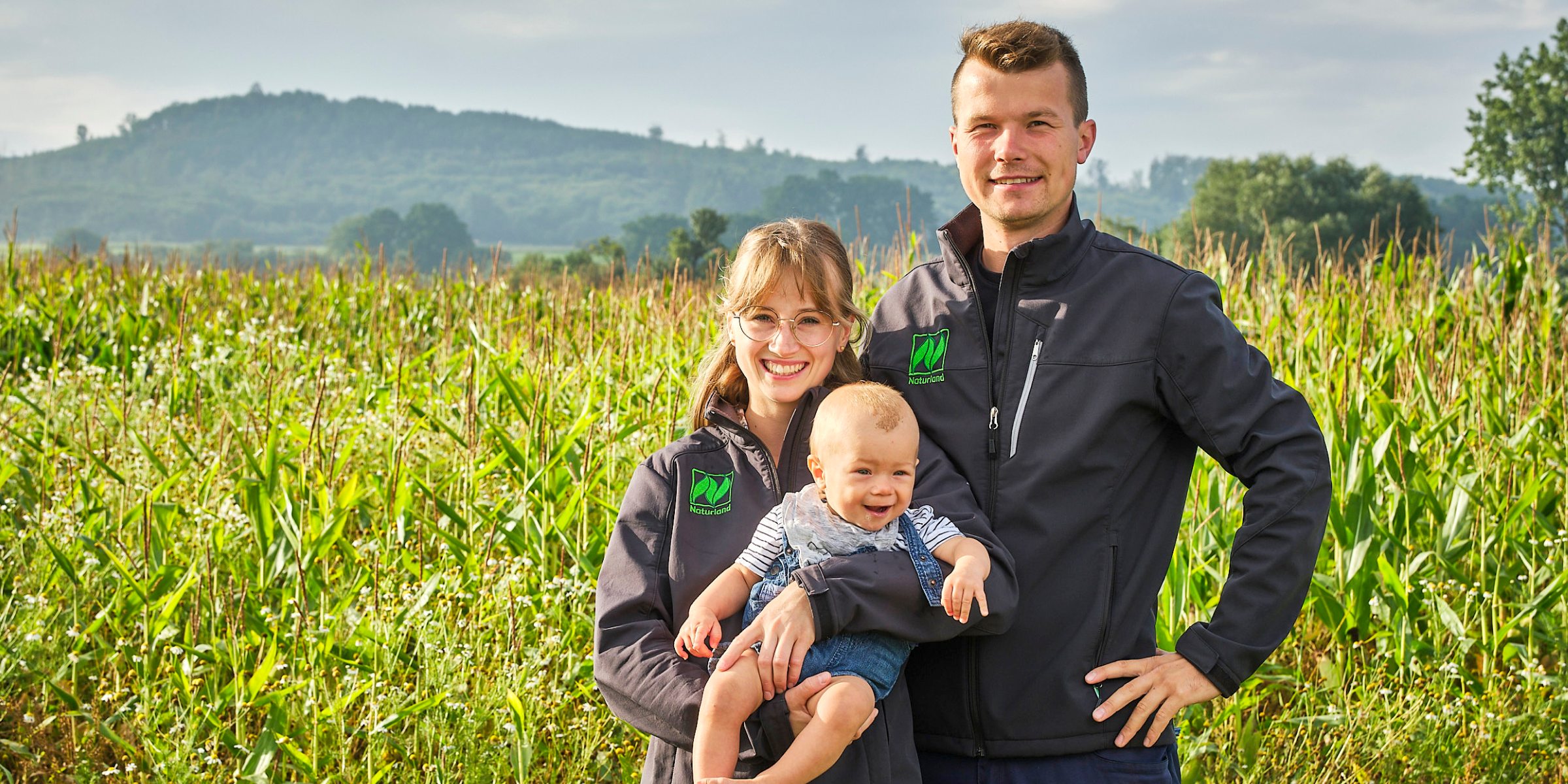 Familie Fritz-Emmerich vor einem Getreidefeld.