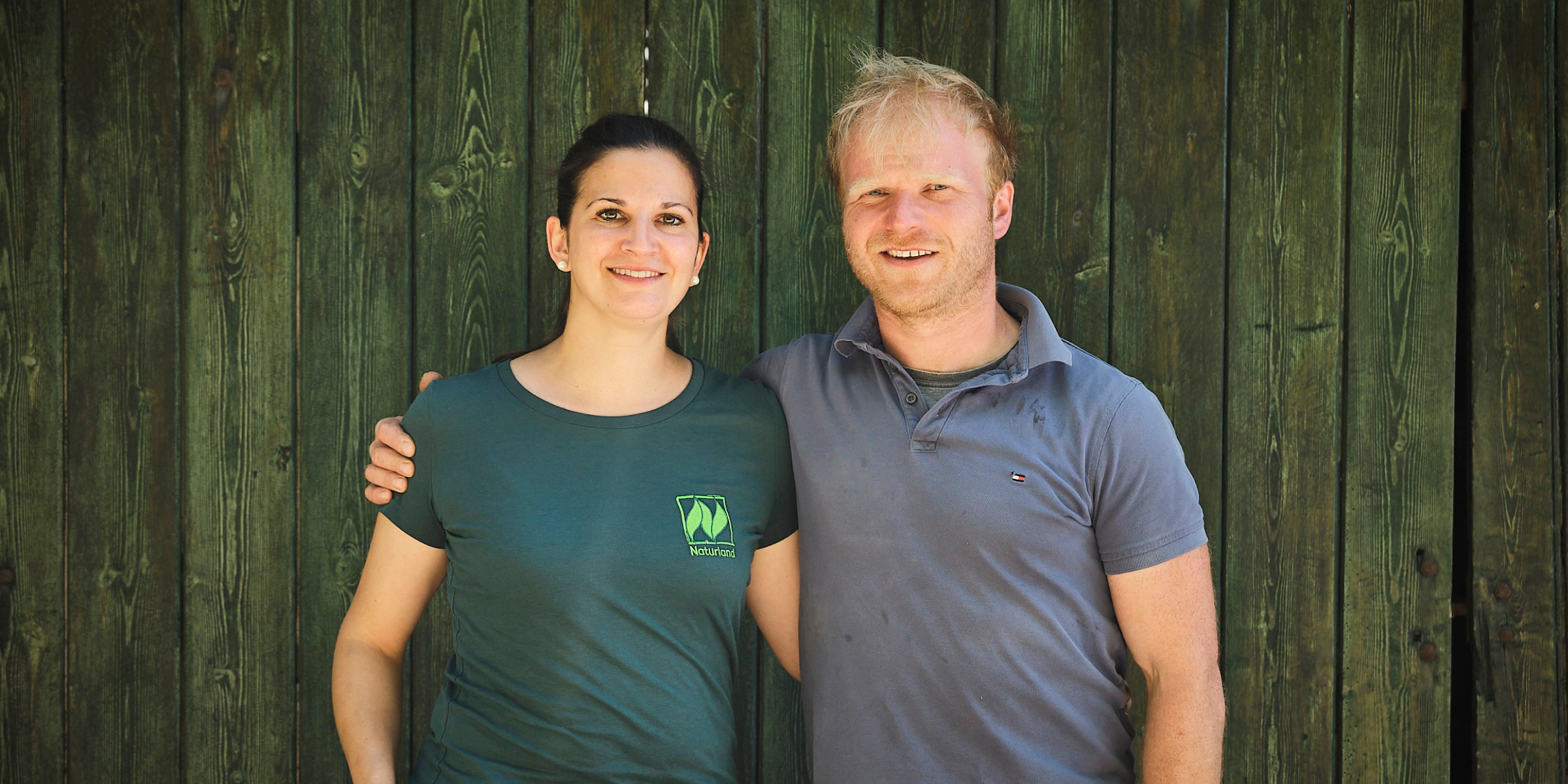 Die Naturland-Landwirte Maack stehten vor einer Scheune.