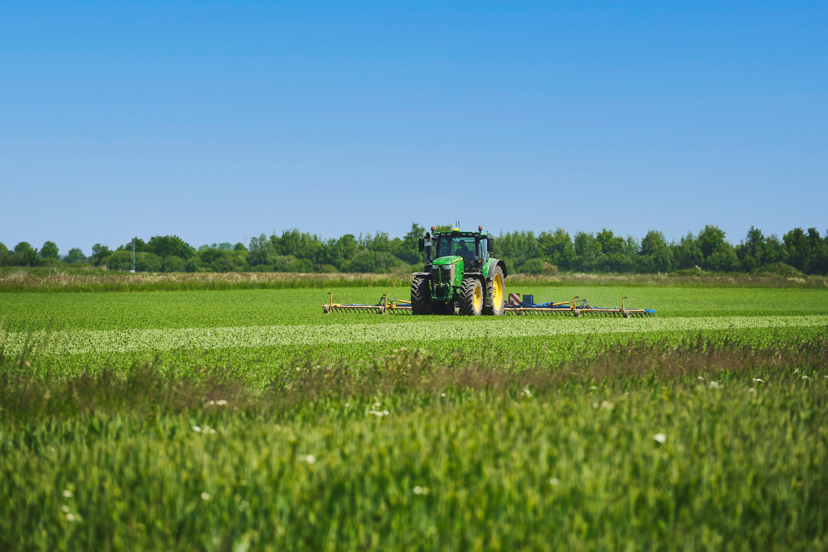 Landwirt Maack im Traktor auf dem Feld.