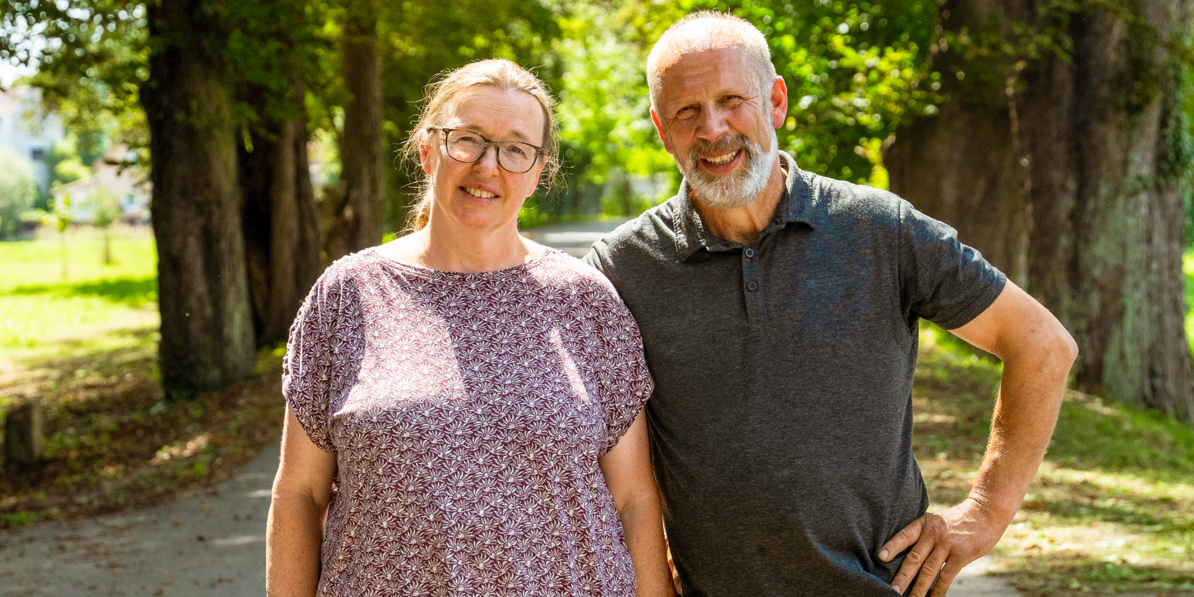 Naturland-Landwirte Herr und Frau Brunner vor Bäumen im Hintergrund.