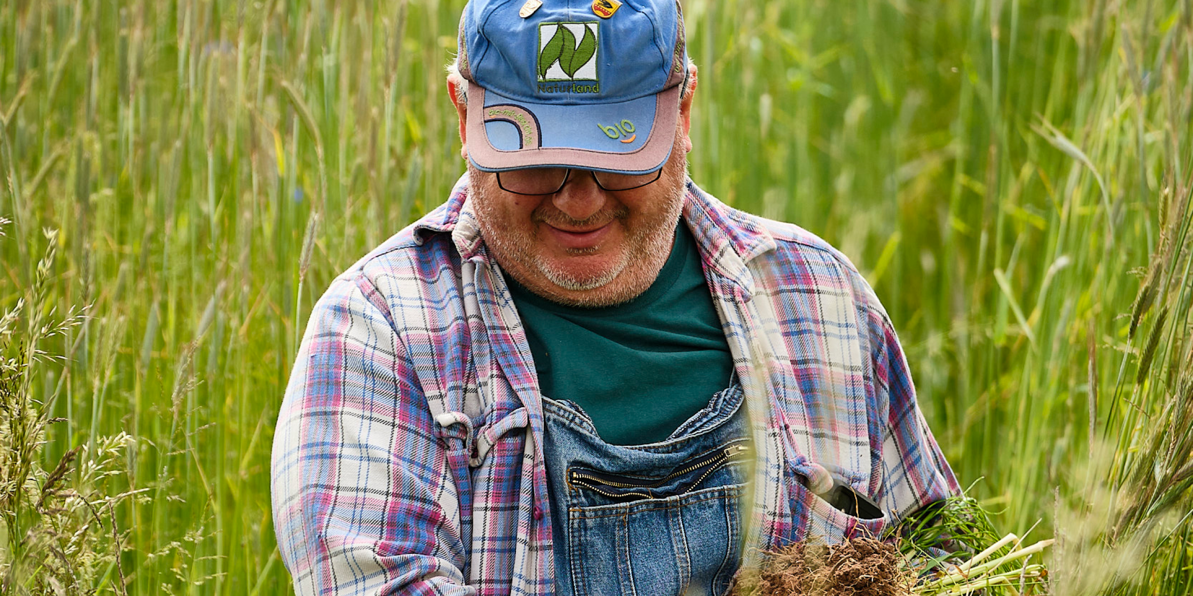 Naturland-Landwirt Klaus Schineller in seinem Feld.